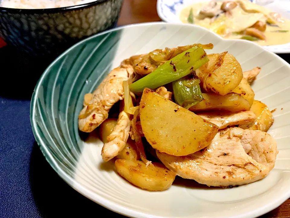 鶏胸肉とじゃがいもの醤油マヨ炒め|かなっぺさん