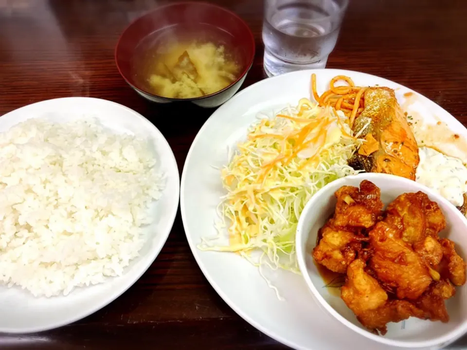 サービスランチ（A チキンの唐揚げ＆サケのバター焼き） ¥750|Blue Moon Caféさん