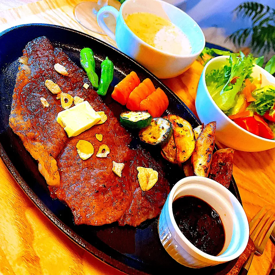 自宅でファミレス風ガーリックステーキセット🥩🫕🥗🍴　　赤ワインを添えてねっ❗️|Sの食卓さん