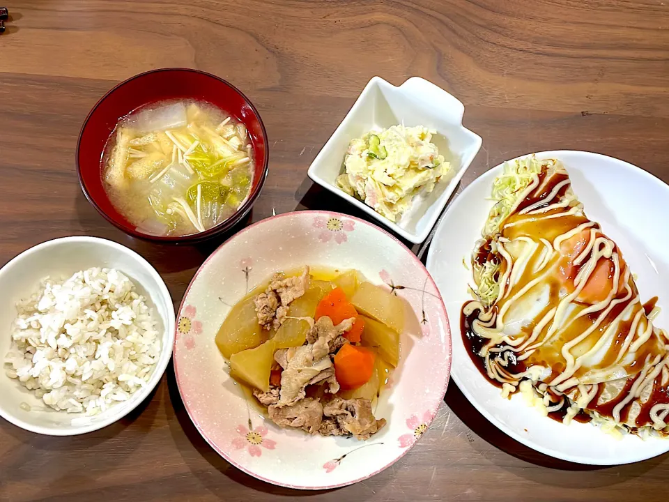 大根と人参豚こまの煮物　目玉焼きのせキャベツ焼き　ポテトサラダ　白菜とえのき油揚げの味噌汁|おさむん17さん