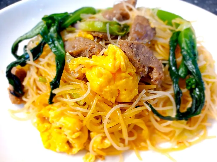 Snapdishの料理写真:beef meatball fried vermicelli|Memes Firmansyahさん