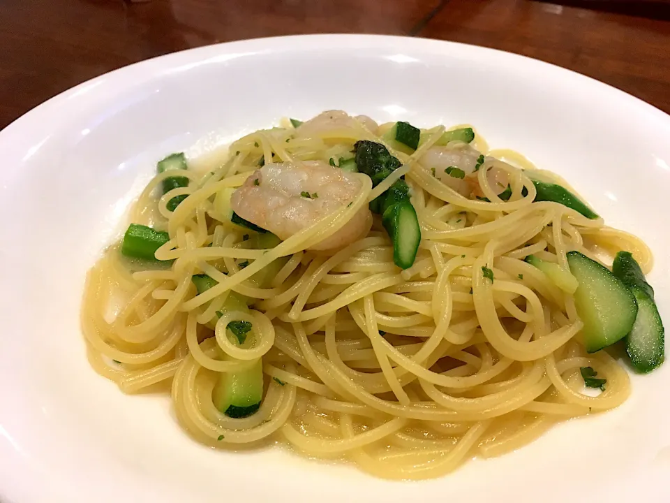 Snapdishの料理写真:本日のパスタ 海老とアスパラとズッキーニのアンチョビソース|こいちさん