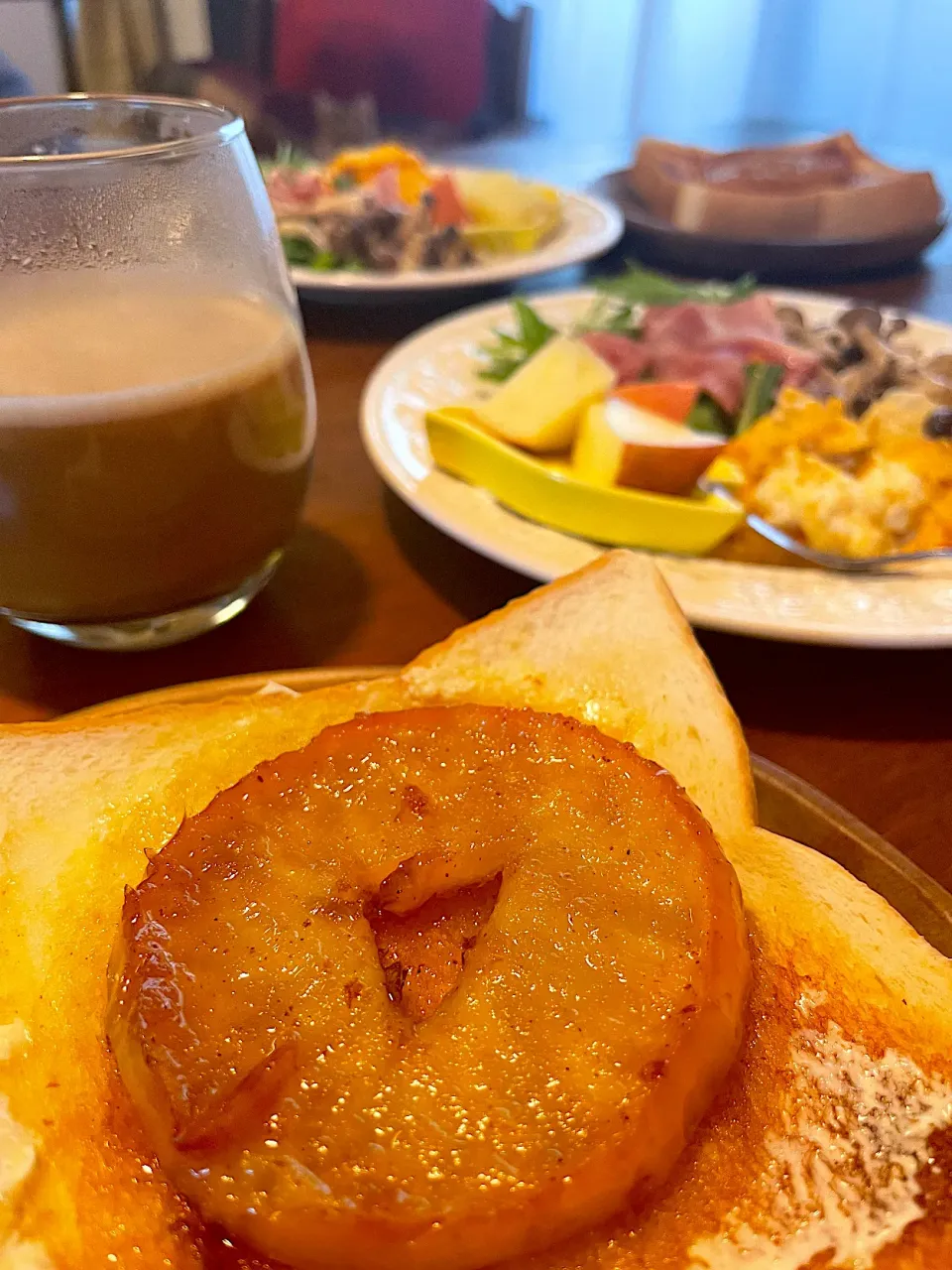 りんごのカラメルソテー乗せトースト、サラダ|ＭＡＲＵＥ家の食卓さん