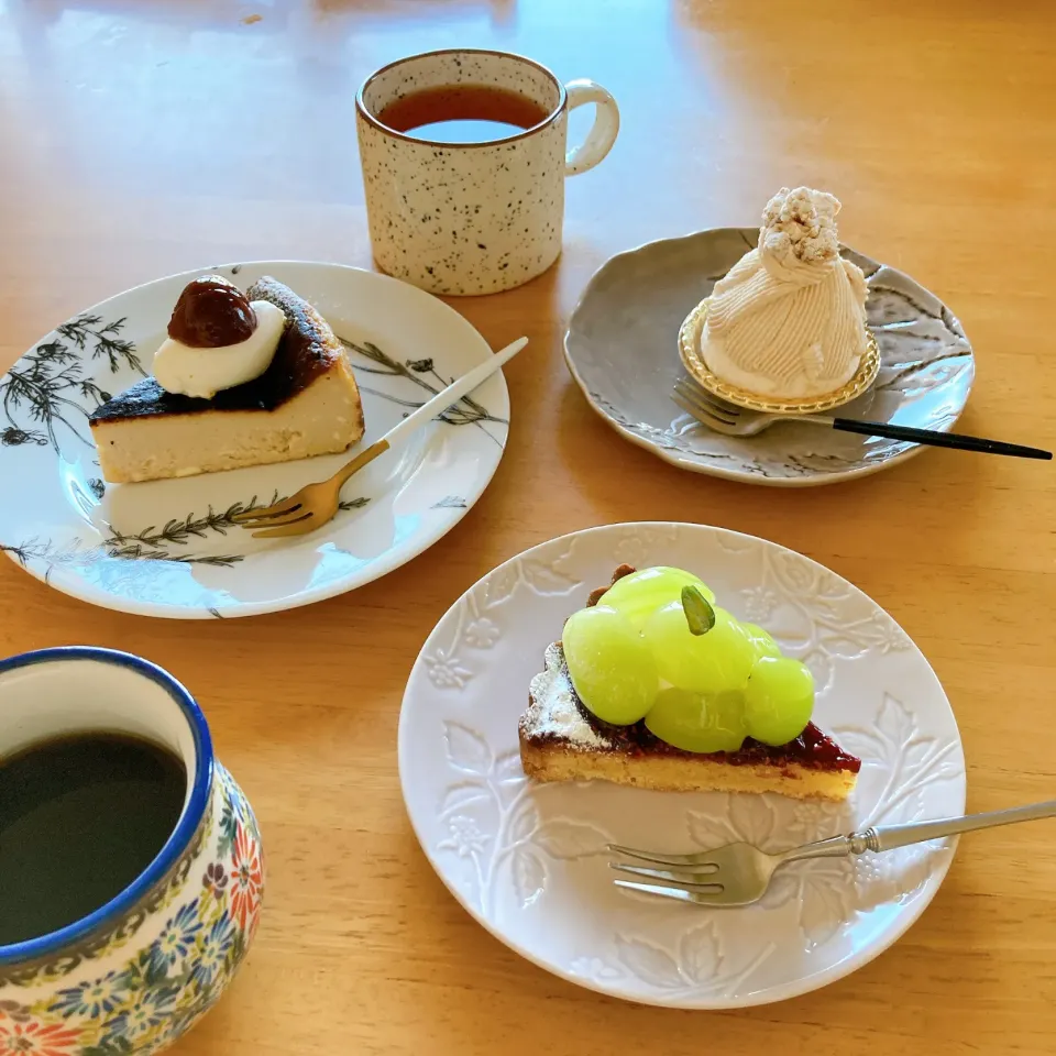 シャインマスカットのタルト🥧　　　　　　マロンのバスクチーズケーキ🌰　　　　　フレンチモンブラン☕️|ちゃみこさん