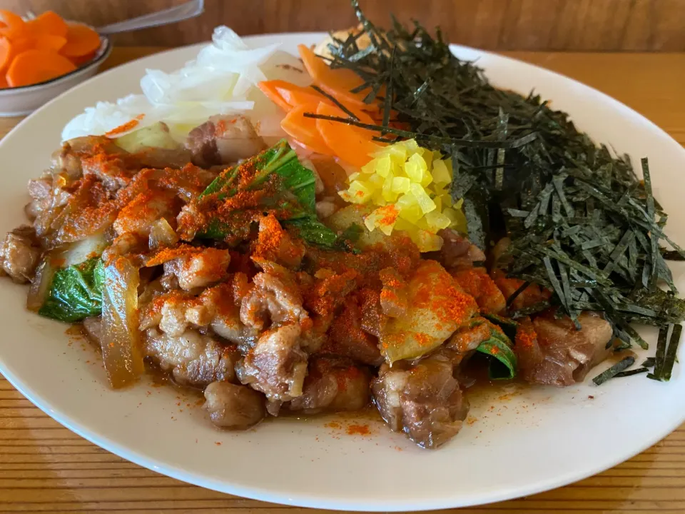 ピリ辛ルーローハンと極辛キーマクラシックのりだくあいがけ🇹🇼🔥🍛味玉トッピング🥚ピクルスマシマシ🥒|buhizouさん