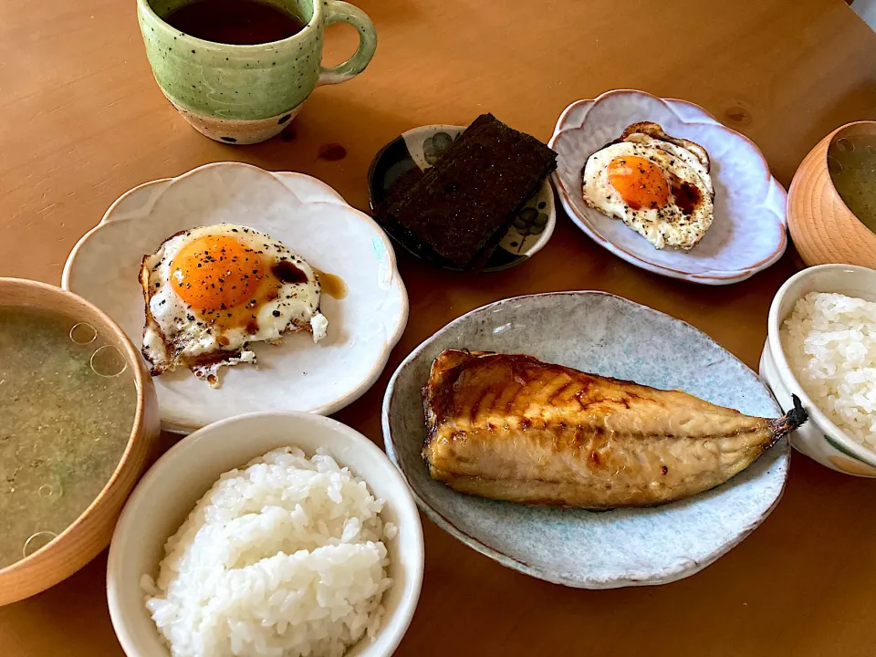 質素な朝ごはん💕☺︎☺︎焼き塩鯖、目玉焼き、韓国海苔、ご飯、ハブ茶|さくたえさん