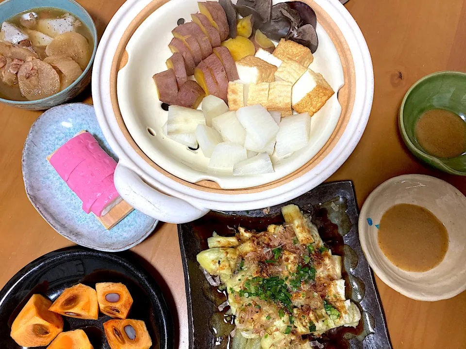 Snapdishの料理写真:蒸し野菜、焼き茄子、板わさ、大根と蒟蒻の煮物、柿🤤|さくたえさん