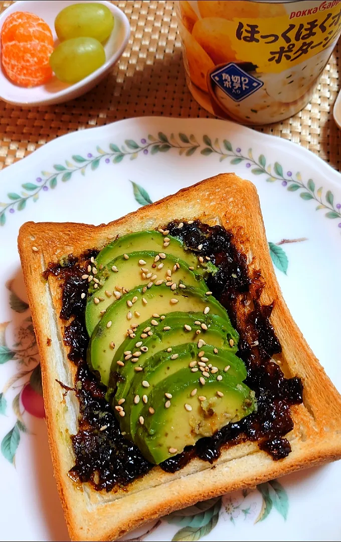 海苔の佃煮、バター、アボカドでオープンサンドの朝ご飯🌅|ポチさん