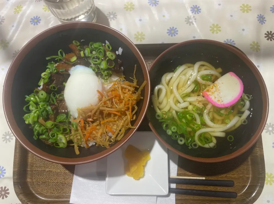 Snapdishの料理写真:牛すじ煮込み丼とミニうどん|コージ💫さん