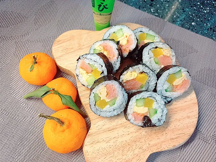 Homemade simple sushi is suitable to be served for family children|Memes Firmansyahさん