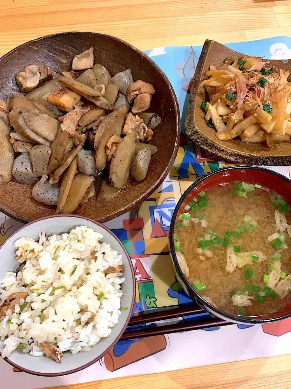 ・鶏肉と牛蒡と蒟蒻の甘辛炒め　・大根炒め　・鯖の混ぜご飯　・お味噌汁|ぺろたんさん