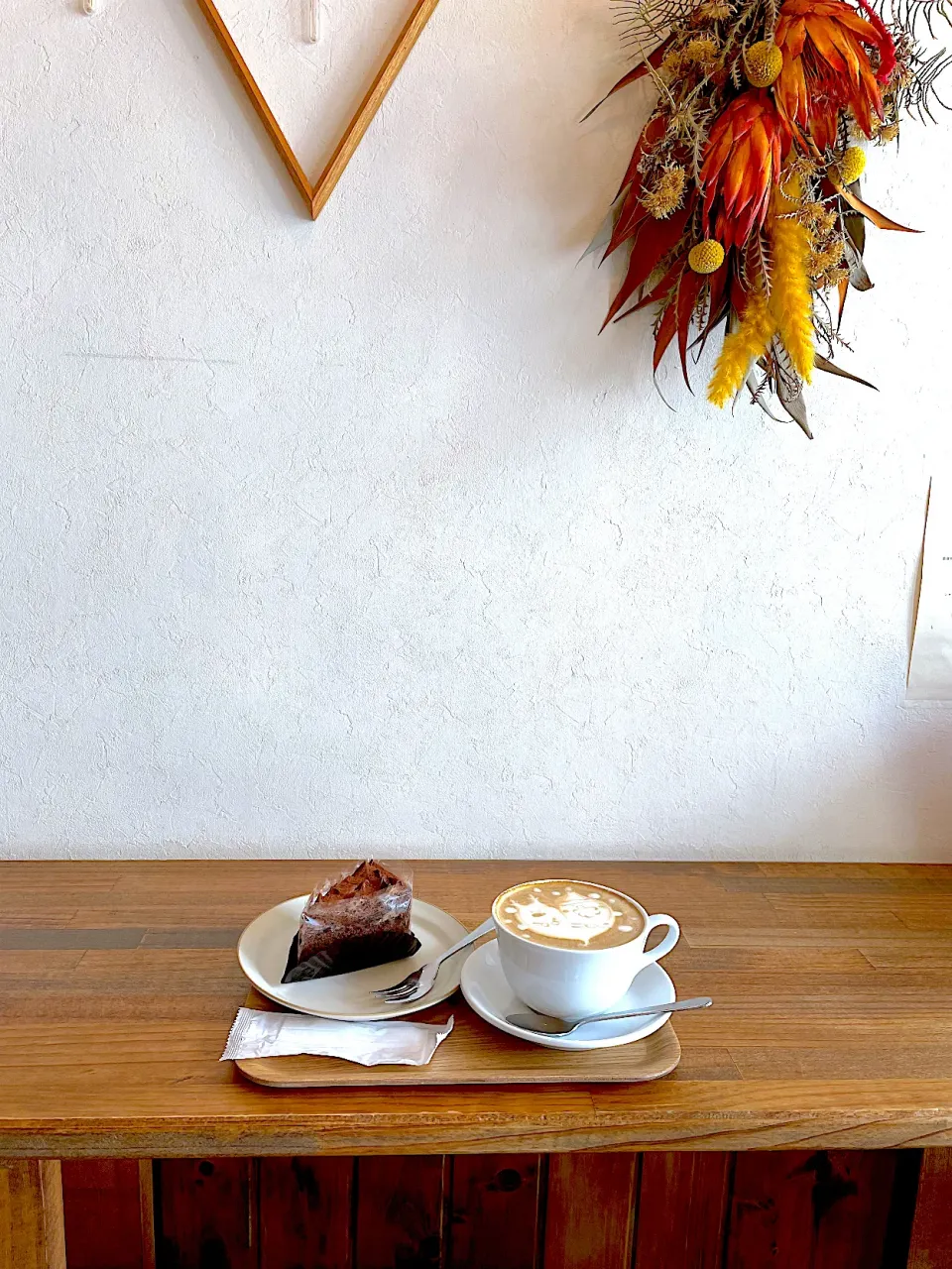 Snapdishの料理写真:カフェラテとチョコレートケーキ|maSami＊さん