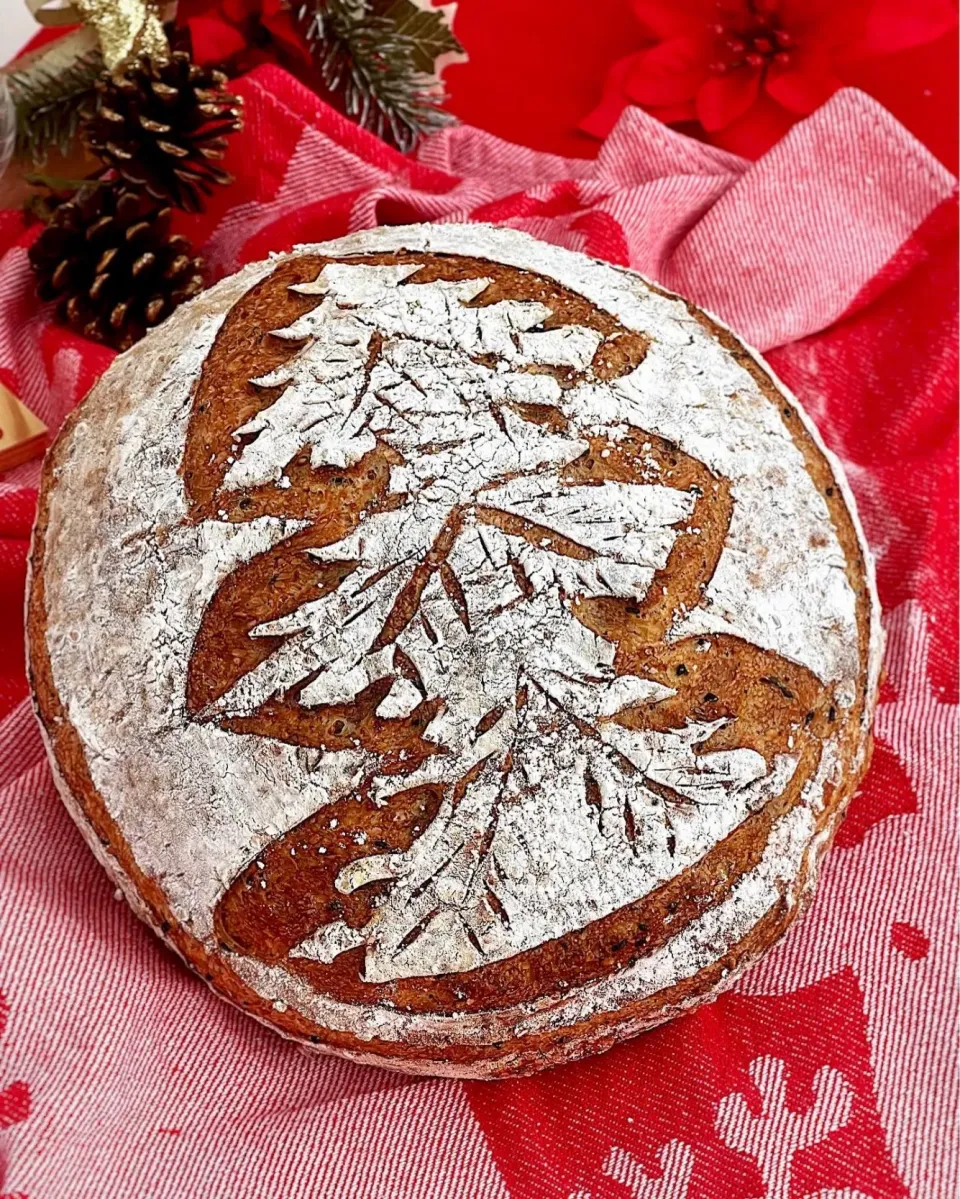 Whole wheat spelt sourdough with Christmas tree|12Dragonさん