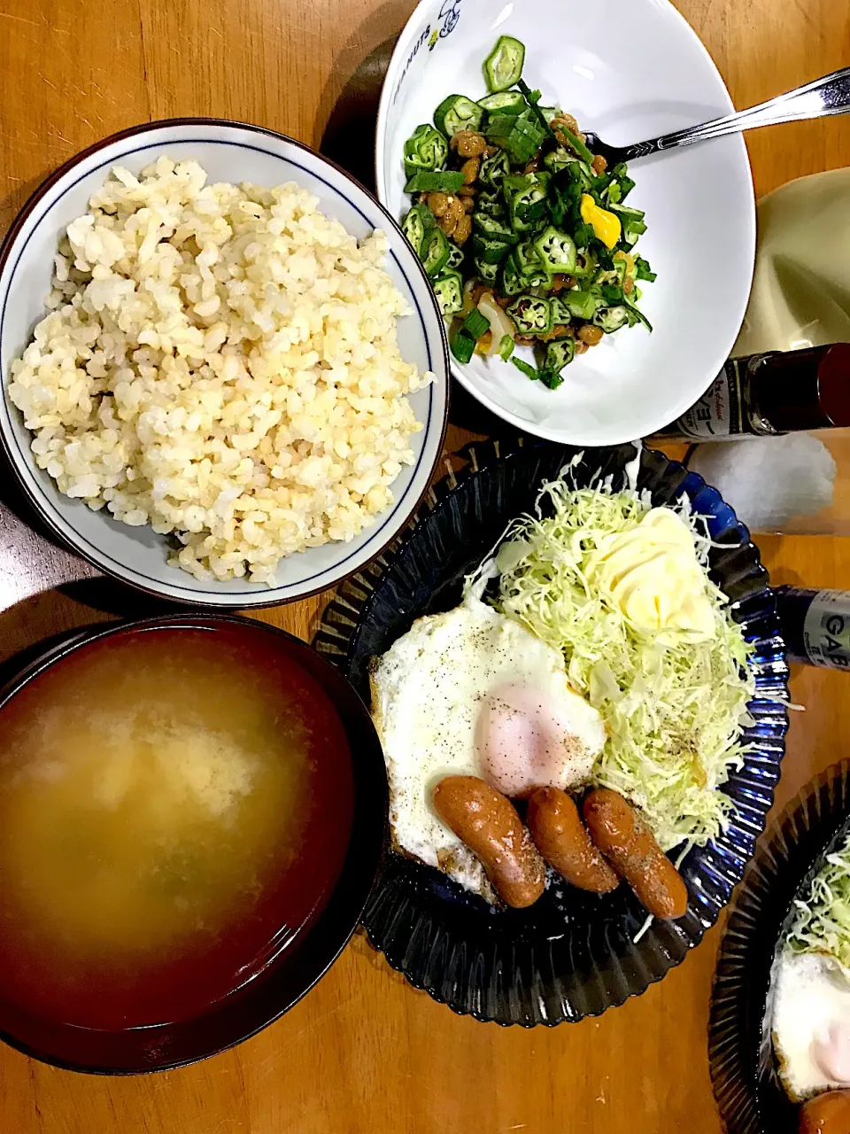 好きなもんばいシリーズで #夕飯　ぶづき米ご飯、目玉焼き(ターンオーバーじゃないやつ)キャベツ(マヨ胡椒)、ウインナー、しじみワカメ味噌汁、オクラねぎイカ納豆、野沢菜大根漬物|ms903さん