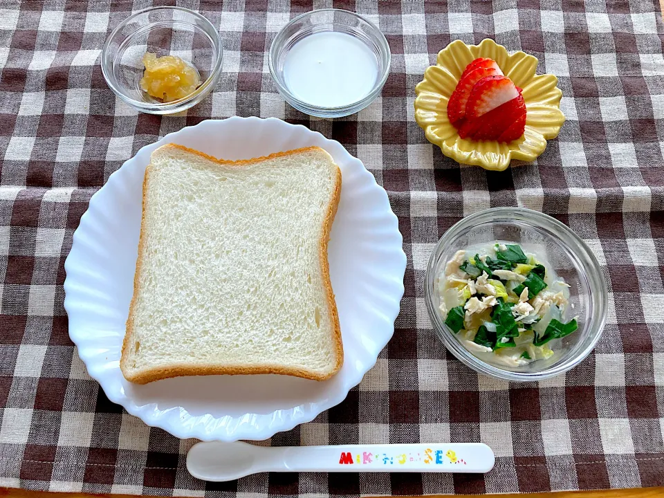 【離乳食】鶏肉とほうれん草と白菜の胡麻ドレ和え、食パン、りんごジャム、いちご、牛乳|sayaさん