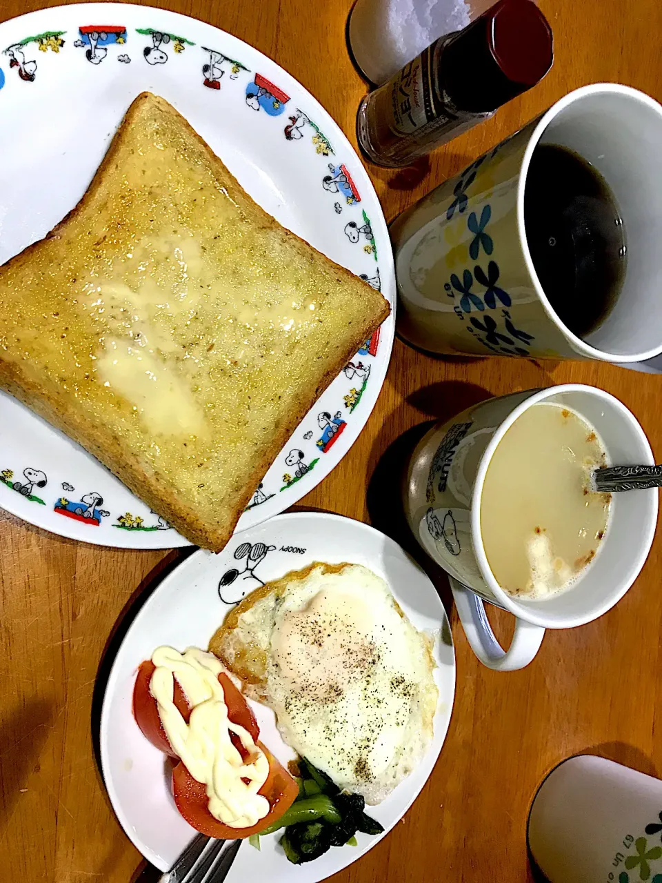 Snapdishの料理写真:珈琲美味い♪ 今日は朝食抜きをやめて #朝食 パン(くるみブレッド、十二穀ブレッド)、ベーコンじゃがスープ、目玉焼き(ターンオーバーじゃないやつ)、野沢菜、トマト(ヤオコーマヨネーズ)|ms903さん