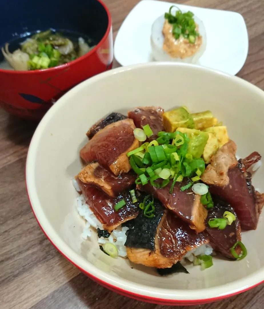 鰹のたたきとアボカドの漬け丼|ゆりちさん