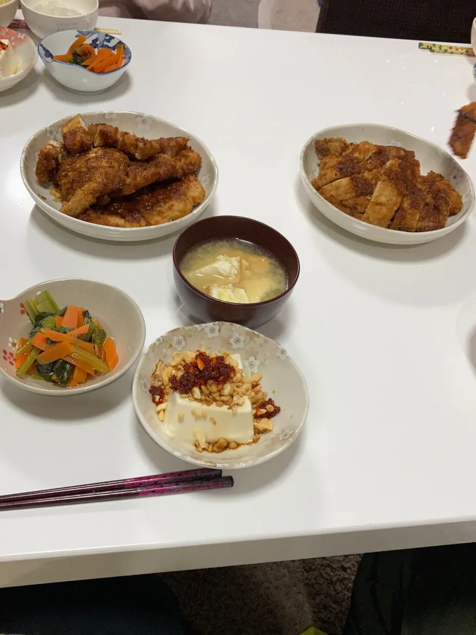 Snapdishの料理写真:晩御飯♪( ´θ｀)🌟味噌カツ🌟小松菜と人参のお浸し🌟冷奴（食べラー、天かす）🌟みそ汁（厚揚げ、キャベツ）|Saharaさん