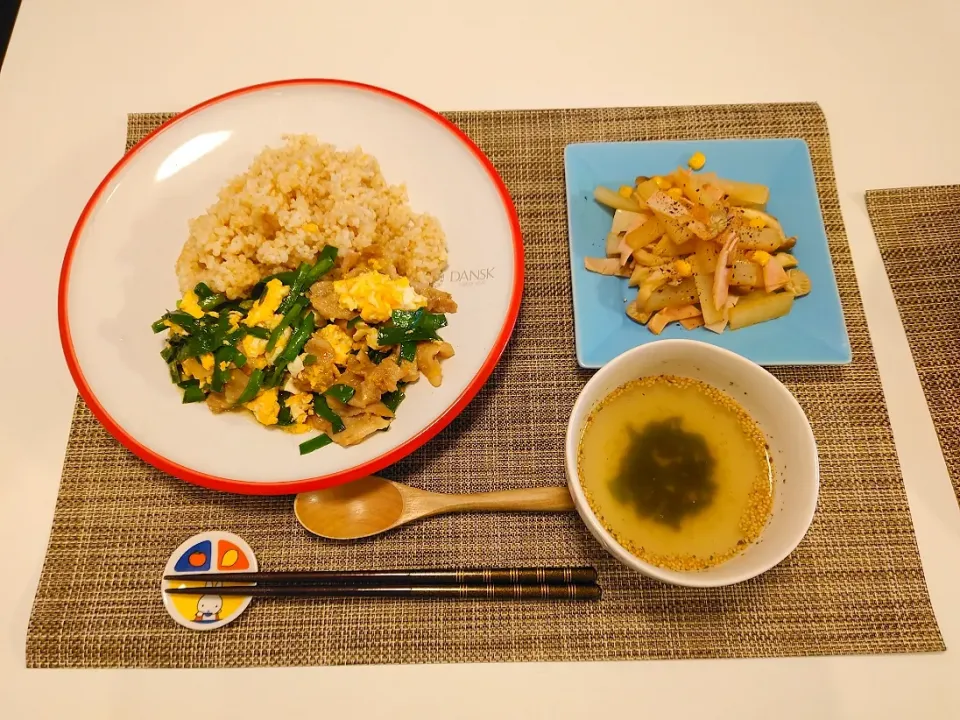 今日の夕食　豚ニラ卵丼、大根のバター醤油炒め、わかめスープ|pinknari🐰🌈さん