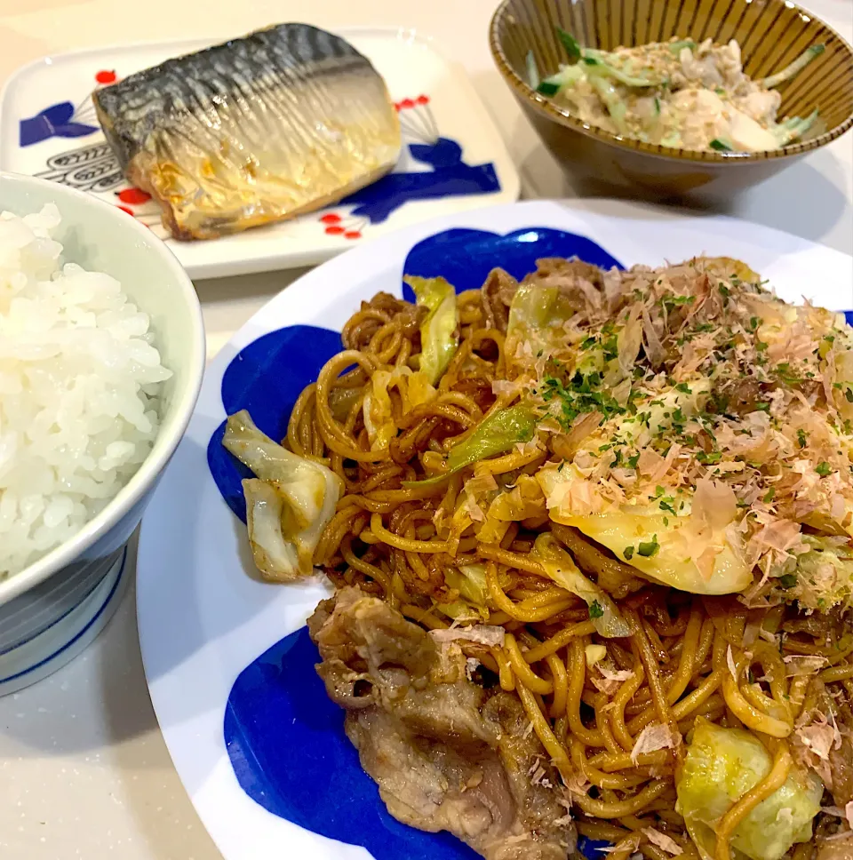 夜ご飯😊ニンニク焼きそば、鯖の塩焼き、ささみときゅうりのゴママヨサラダ|とまこ(*^o^*)さん