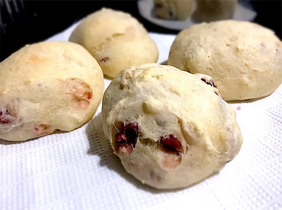 Snapdishの料理写真:冷蔵庫発酵❤️ふわふわモチモチ‼︎クランベリーパン🍞|みかさん