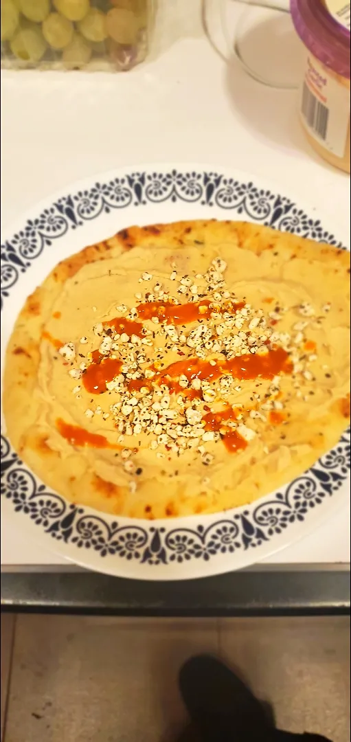 Garlic Naan Bread Hummus an goat cheese|Manuel Montero Jrさん