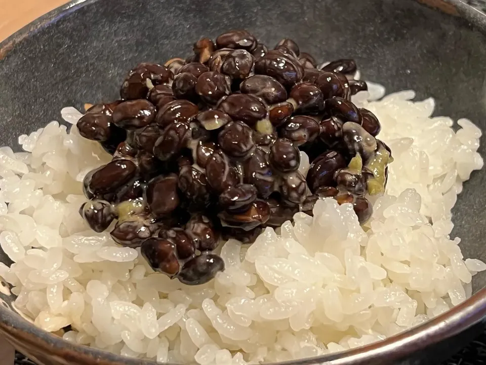 黒豆納豆ごはん。黒豆はアンチエイジングにも良いとされる食材。薬膳アテンダントの池田陽子先生から教えていただきました！|ぷかぷかさん