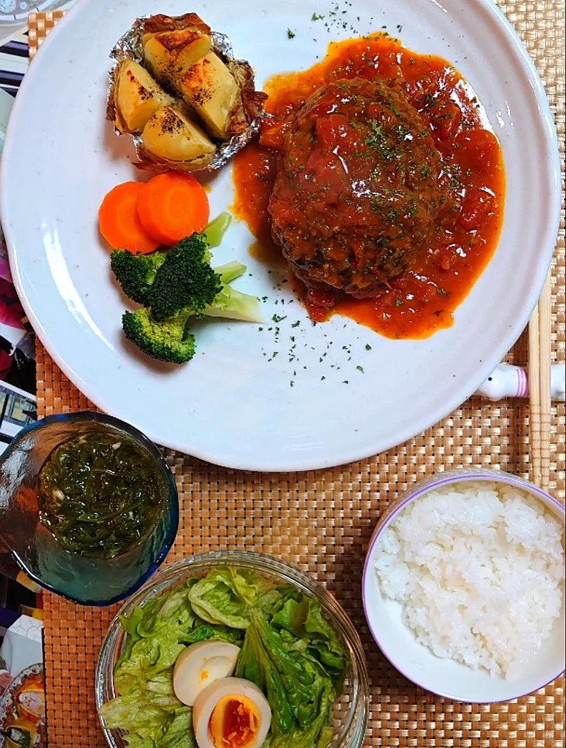 牛すじ入りハンバーグ(トマトソース)で夕ご飯🍴|ポチさん