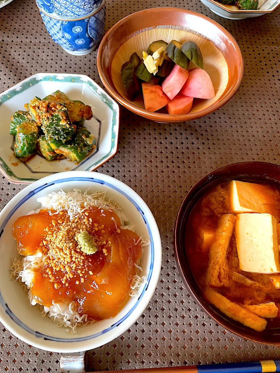 土鍋ご飯の漬け丼/自家製味噌の味噌汁/大蒜味噌の胡瓜和え/自家製漬物の朝食|カピバラおやじさん