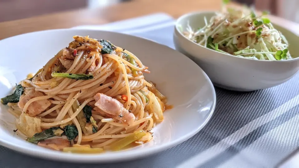 ﾍﾞｰｺﾝと小松菜のトマトパスタ〜🍝
の昼ごはん✨|kaz(*･ω･)さん