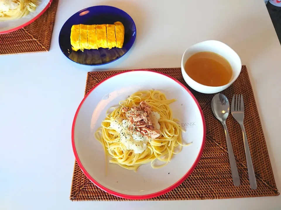 Snapdishの料理写真:今日の昼食　大根おろしとツナの塩麹パスタ、だし巻き卵、コンソメスープ|pinknari🐰🌈さん