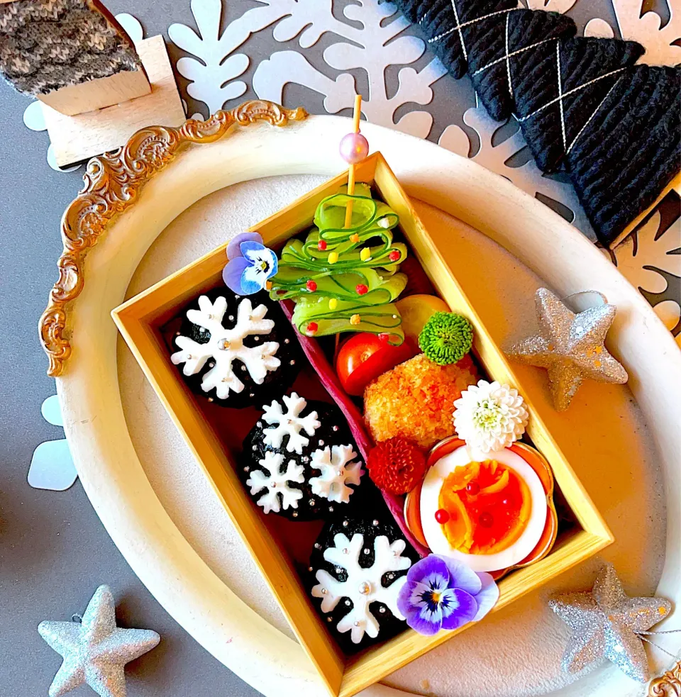 クリスマス雪の結晶おにぎり弁当❄️|noriben0211さん