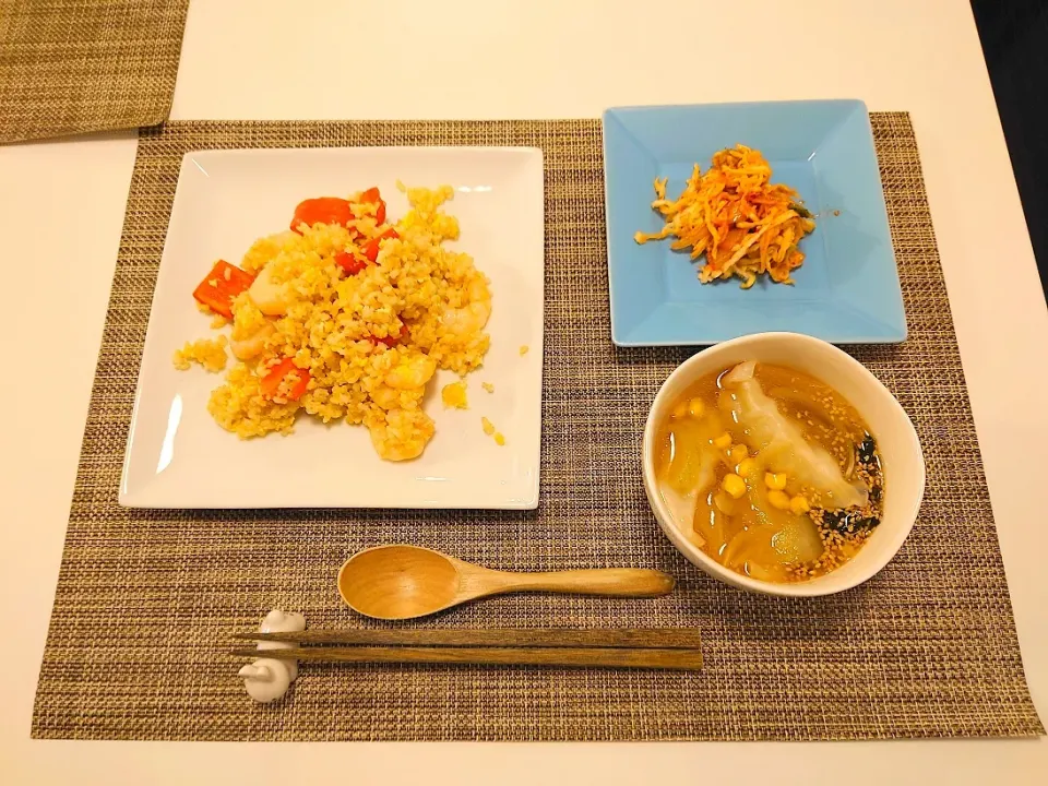 今日の夕食　えびの塩麹炒飯、切り干し大根のキムチ和え、冷凍餃子の塩麹スープ|pinknari🐰🌈さん