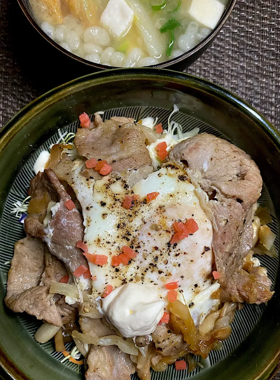 🐷豚の生姜焼きエッグ🍳丼🍚|すくらんぶるえっぐさん