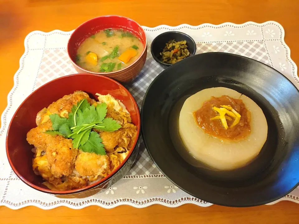 Snapdishの料理写真:☆チキンカツ丼
☆ふろふき大根
☆みそ汁
☆高菜漬|chikakoさん