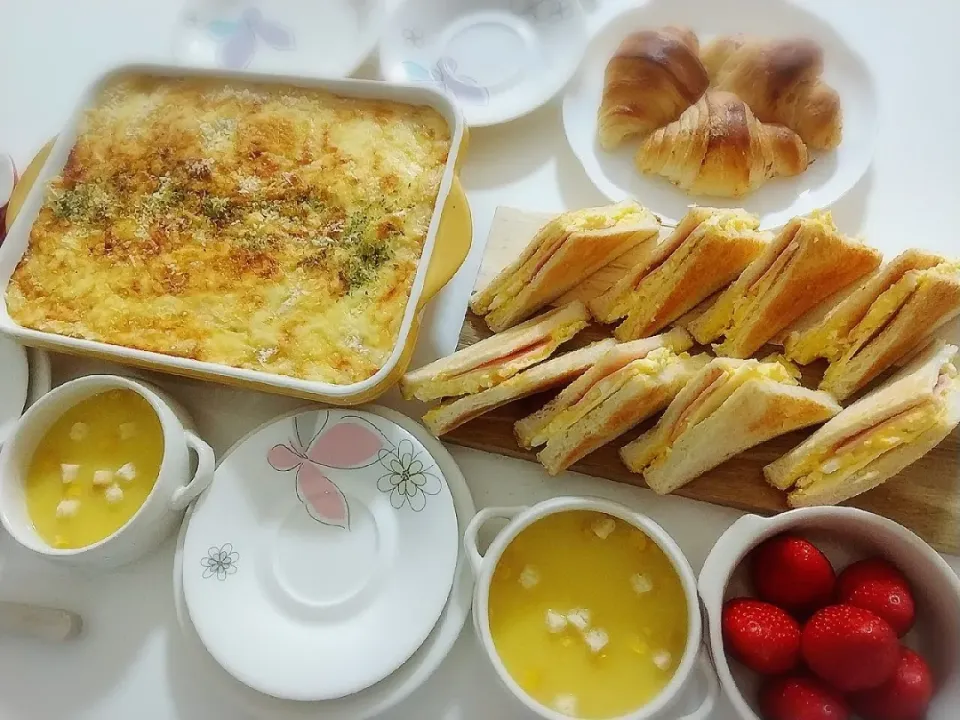 Snapdishの料理写真:夕食(*^^*)
ベーコンポテトグラタン
ハム卵チーズトースト
チーズクロワッサン🥐
コーンスープ
いちご🍓|プリン☆さん