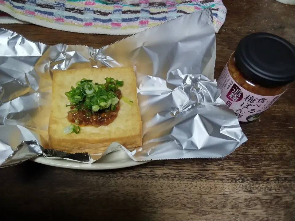 焼いた厚揚げに鰹節屋さんがつくった食べる梅ぽん酢追麹と青ねぎをのせたもの|にんにくと唐辛子が特に好き❤️(元シャリマー)さん