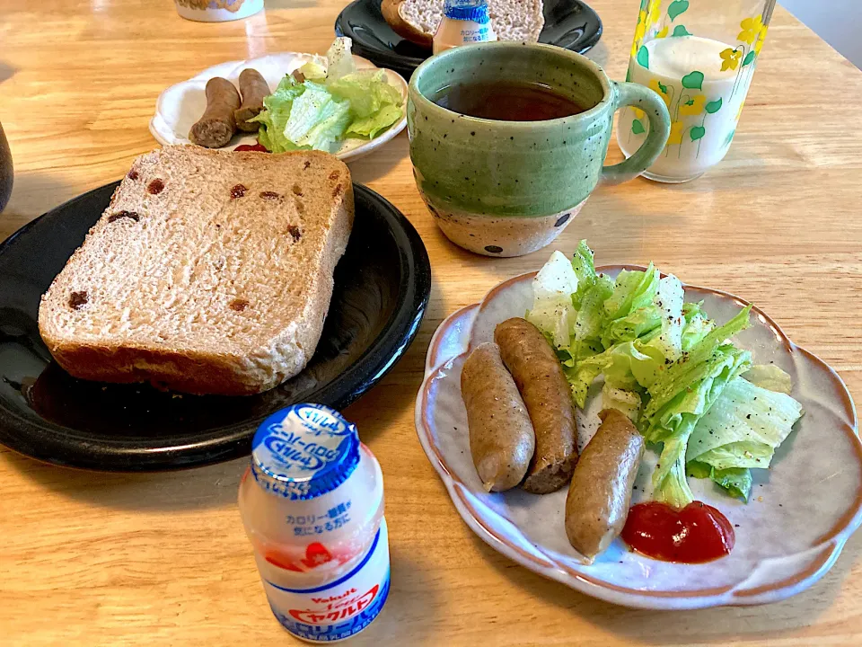 Snapdishの料理写真:朝焼きぶどうパン🍞、無添加ソーセージ、バナナ豆乳シェイク、ルイボスティー、ヤクルト(๑❛ัᴗ❛ั๑) Ⱡ~ Ɩ  ̶̅ ƕ ♬|さくたえさん