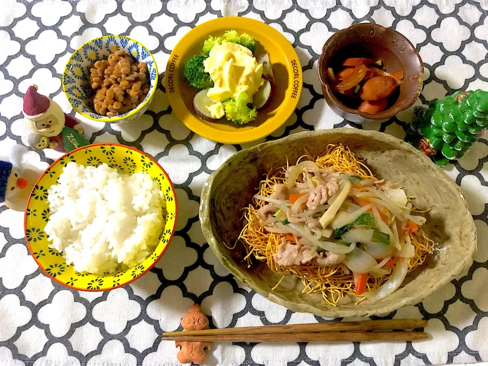 ✳︎かた焼きそば✳︎エリンギとウィンナーのナポリタン炒め✳︎ブロッコリーとさつまいものミモザサラダ✳︎納豆|syamさん