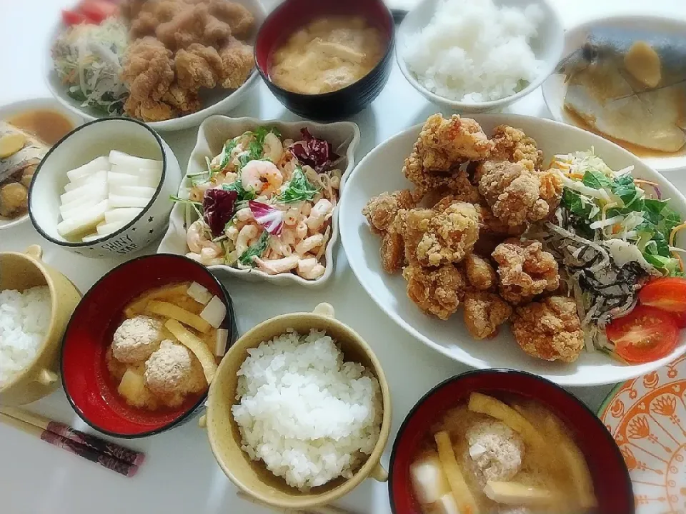 夕食(*^^*)
唐揚げ&サラダ🥗
鯖味噌煮
海老と明太子のディッシュサラダ
べったら漬け
鶏肉団子のお味噌汁(油揚げ、豆腐)|プリン☆さん