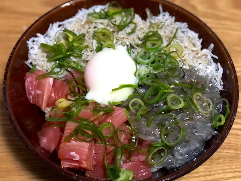 ☆マグロと2種のしらす丼|まぁたんさん