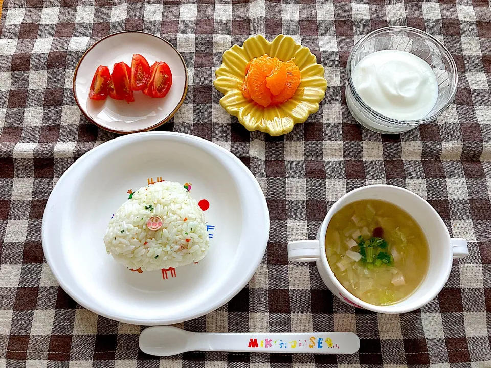 【離乳食】おにぎり、お味噌汁、ミニトマト、みかん、ヨーグルト|sayaさん