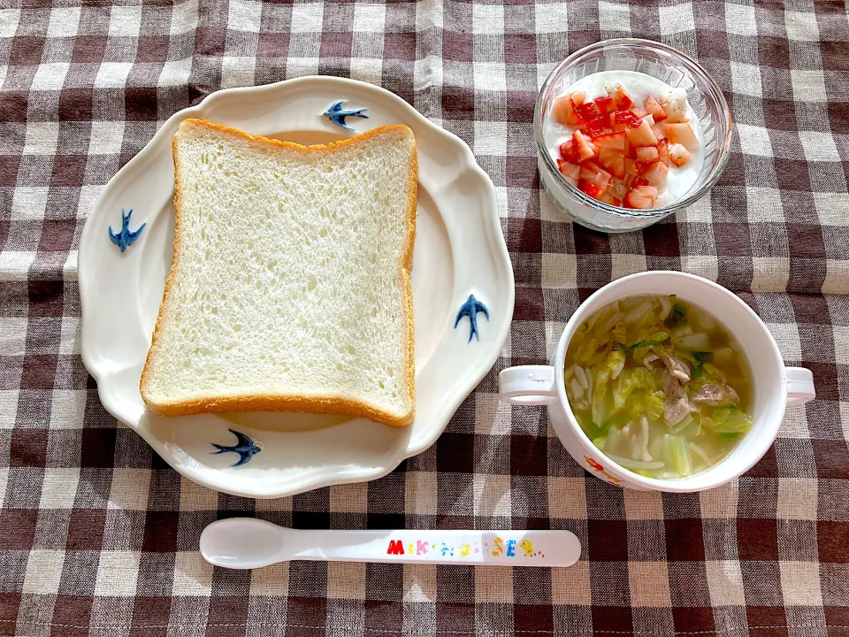 【離乳食】食パン、豚肉と野菜のコンソメスープ、いちご、ヨーグルト|sayaさん