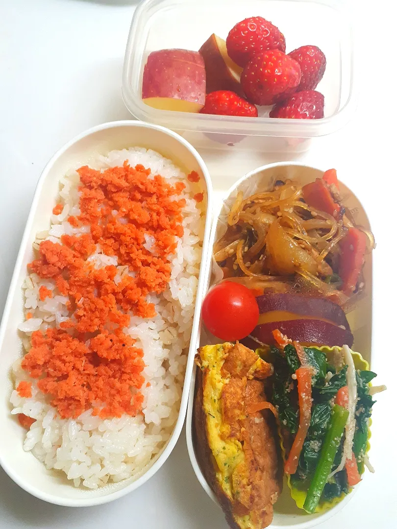 ☆中学生弁当☆鮭ごはん、チャプチェ、薩摩芋レモン煮、ミニトマト、ほうれん草ごま和え、オムレツ、イチゴ、リンゴ|ｼｮｺﾗさん