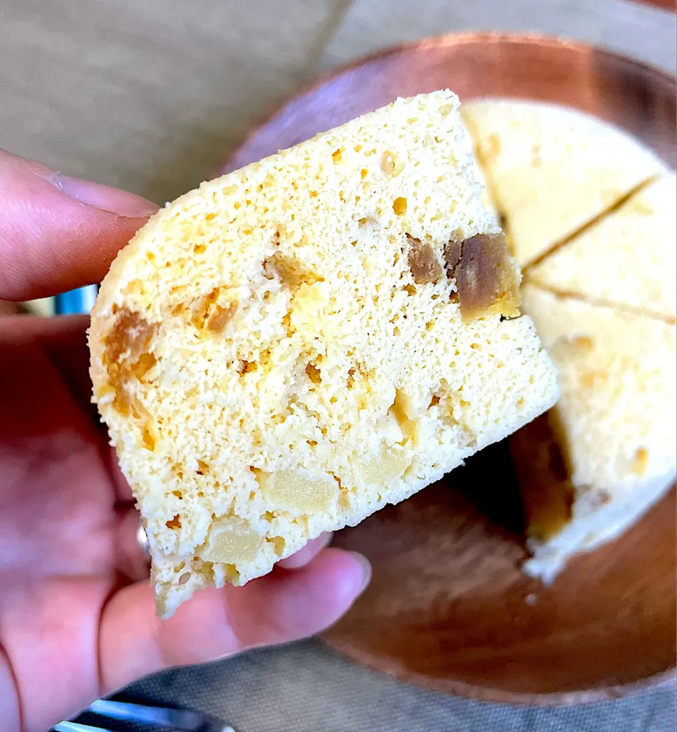 Snapdishの料理写真:焼き芋とりんごのおから蒸しパン🍠🍎|かなさん