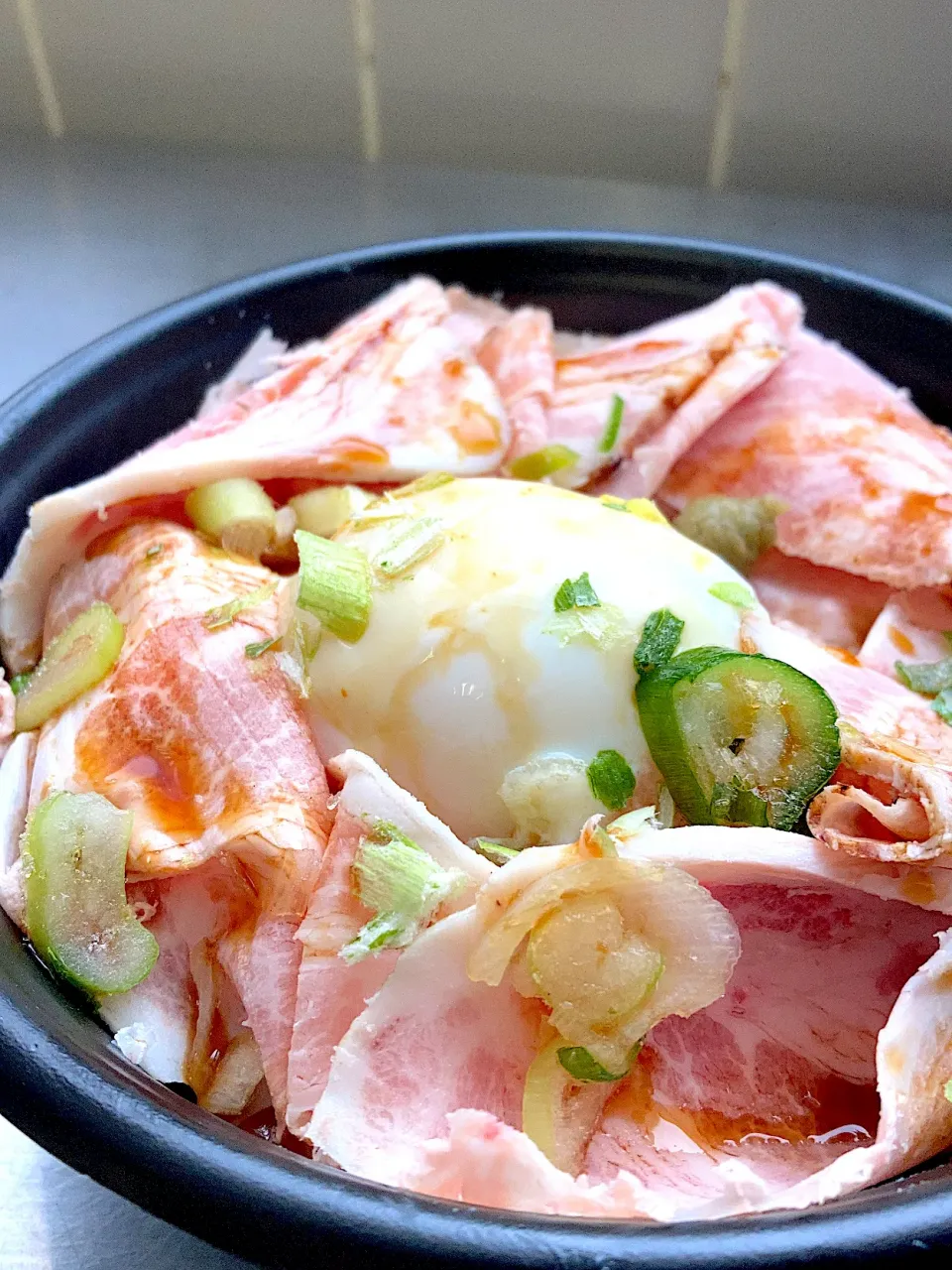 Snapdishの料理写真:ローストポーク丼　500円|くるくるさん