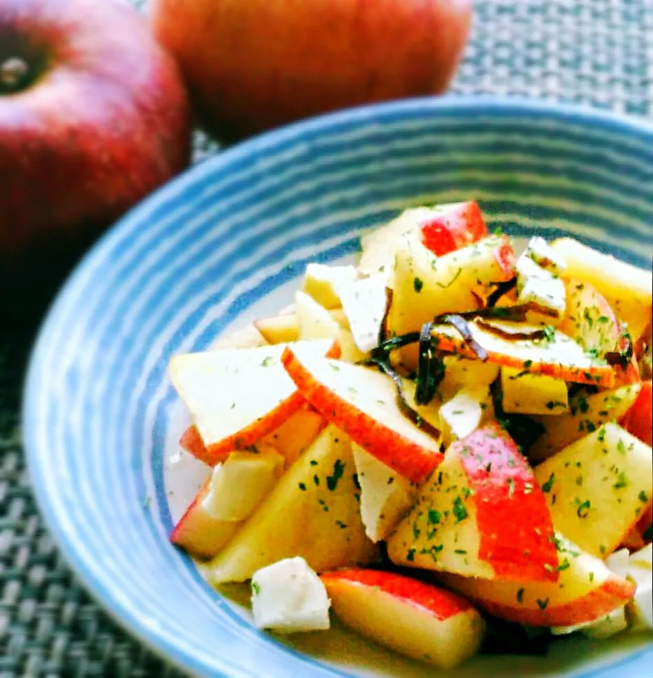 Snapdishの料理写真:🍎リンゴとチーズの塩昆布和え🍎|のも💛さん