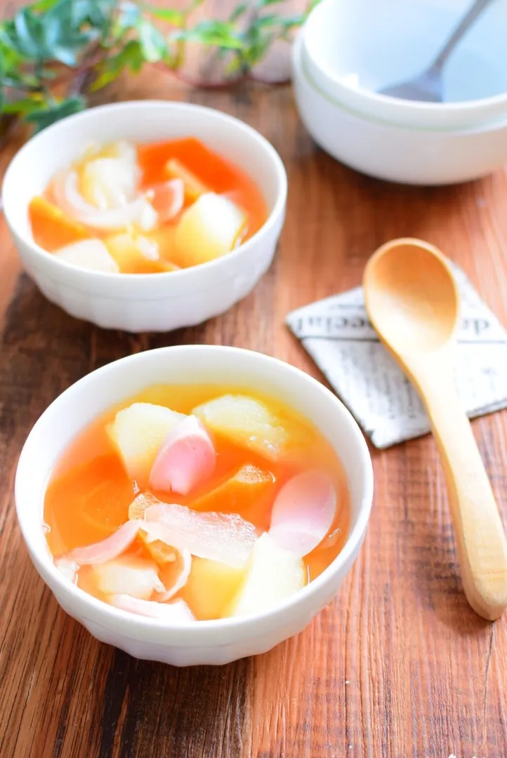 【魚肉ソーセージ入り】野菜ごろごろコンソメスープのレシピ|アマイモノ・クウ蔵さん