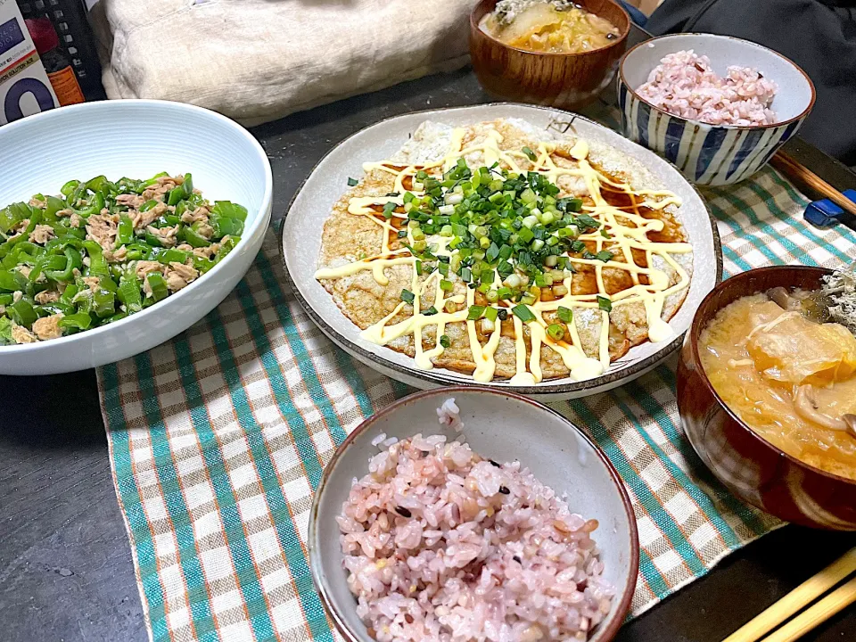 Snapdishの料理写真:晩ごはん★山芋鉄板、ツナとピーマンの中華炒め、みそ汁、雑穀ごはん|ハルさん