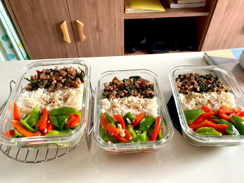 Meal prep (brown rice with Thai style pork and stir fried peppers)|Emmaさん